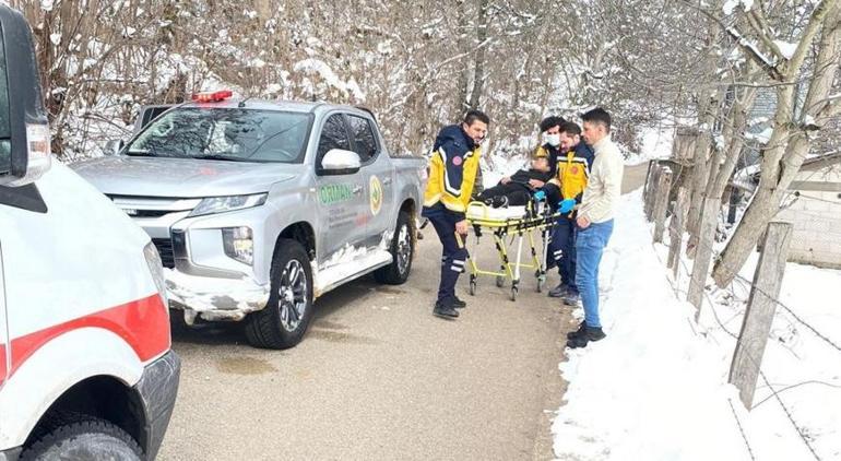 Devrilen traktörü fark eden ormancılar hayat kurtardı