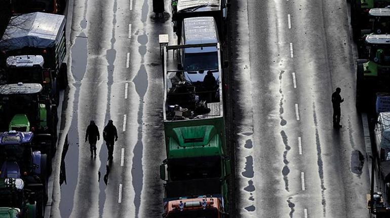 Avrupa'da çiftçi krizi büyüyor! Maliye bakanına 'sarı kart' gösterdi