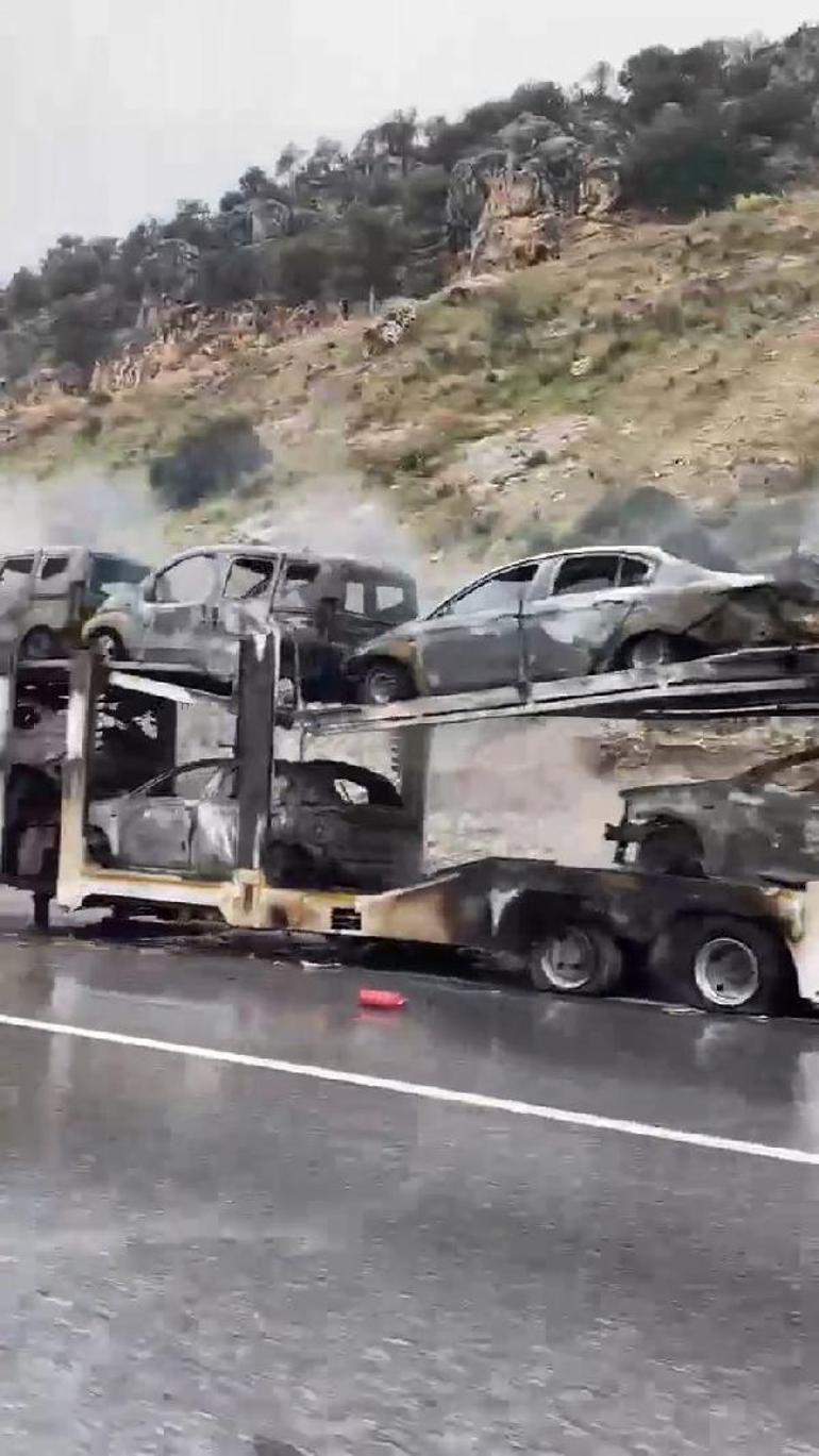 Mersin'de korku dolu anlar: TIR'ın dorsesindeki sıfır otomobiller yandı