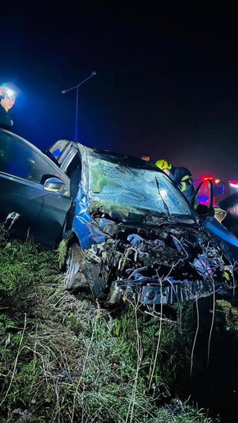 Kontrolden çıkan otomobil bariyerleri aşarak yol kenarına uçtu