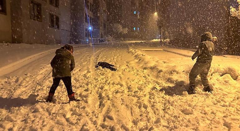 Hakkari'de kar sevinci! Kent beyaza büründü, gençler halay çekti