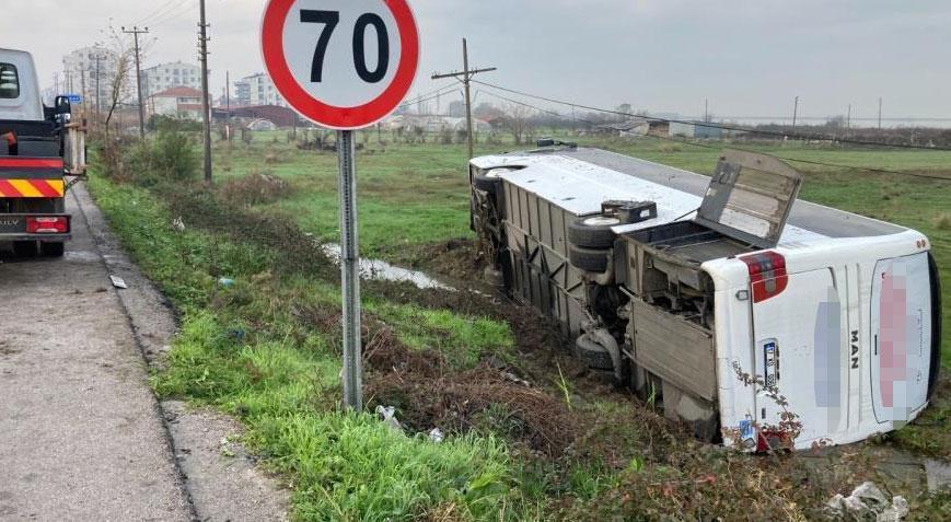 Lapseki’de işçileri taşıyan otobüs kaza yaptı! Yararlılar var