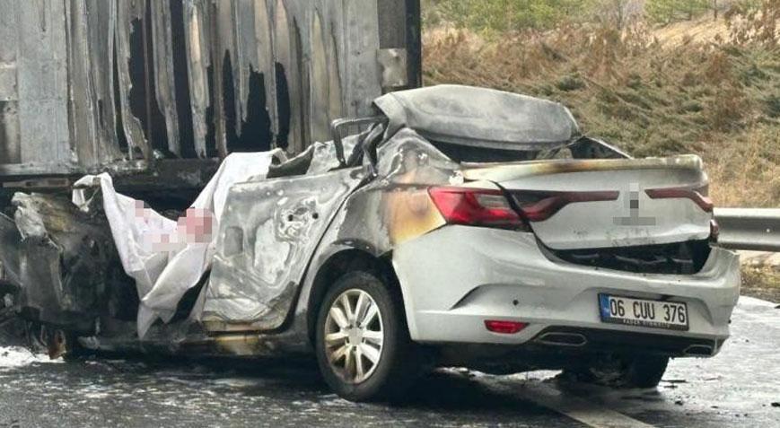 Korkunç son! TIR dorsesine çarpan araç alev aldı