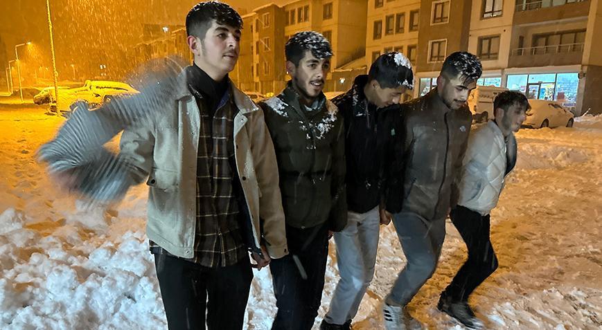 Hakkari’de kar sevinci! Kent beyaza büründü, gençler halay çekti