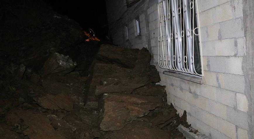 Heyelan paniği! Dağdan kopan kaya parçaları eve isabet etti