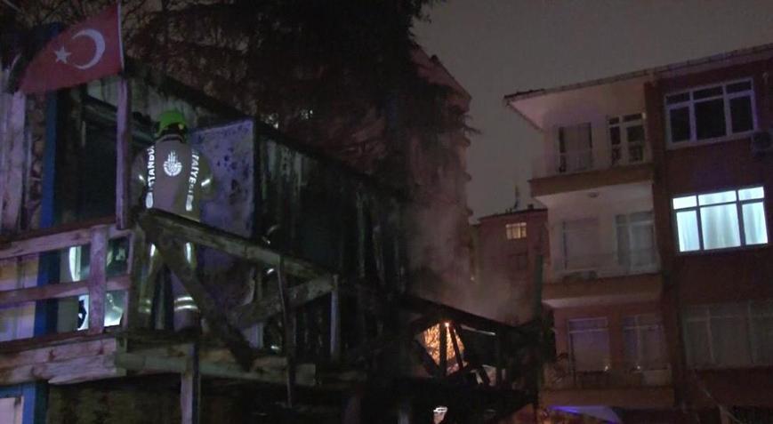 Kadıköy’de korku dolu dakikalar! İşçilerin kaldığı konteyner küle döndü