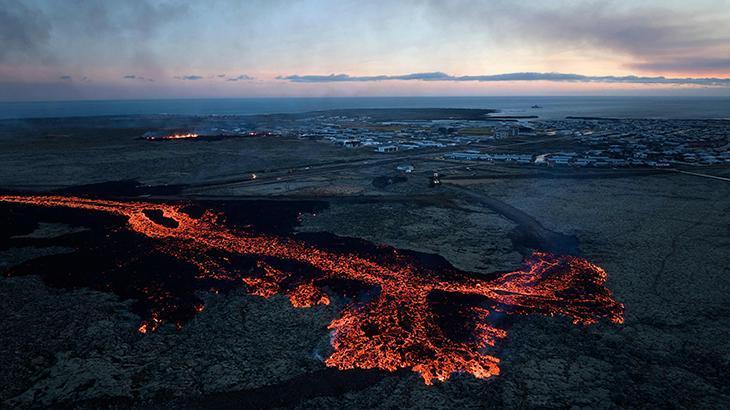 Yanardağ patladı! Lavlar evlere ulaştı