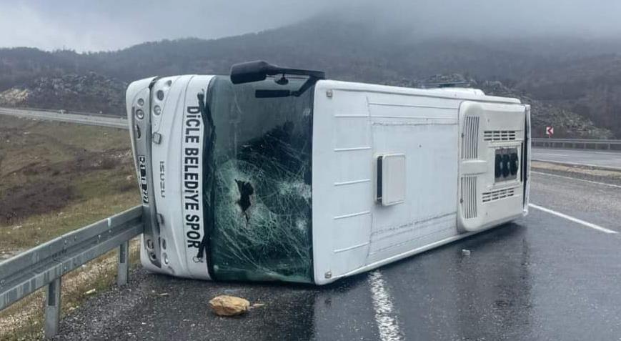 Diyarbakır’da feci kaza! Futbolcuları taşıyan midibüs devrildi: 10 yaralı