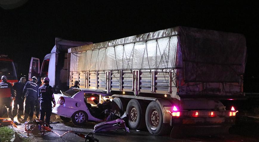 TIR’ın altına giren otomobilde ölen 3 genç son yolculuğuna uğurlandı