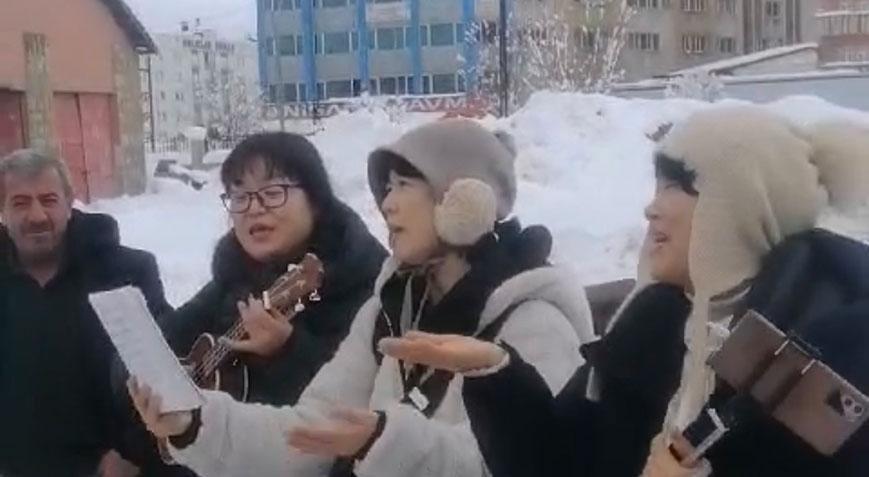 Hakkari’deki Güney Koreli turistler karayolları ekiplerine şarkı söyledi