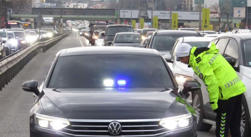 İstanbul’da çakar denetimi! Polisi görünce şerit değiştirerek uzaklaşmaya çalıştılar