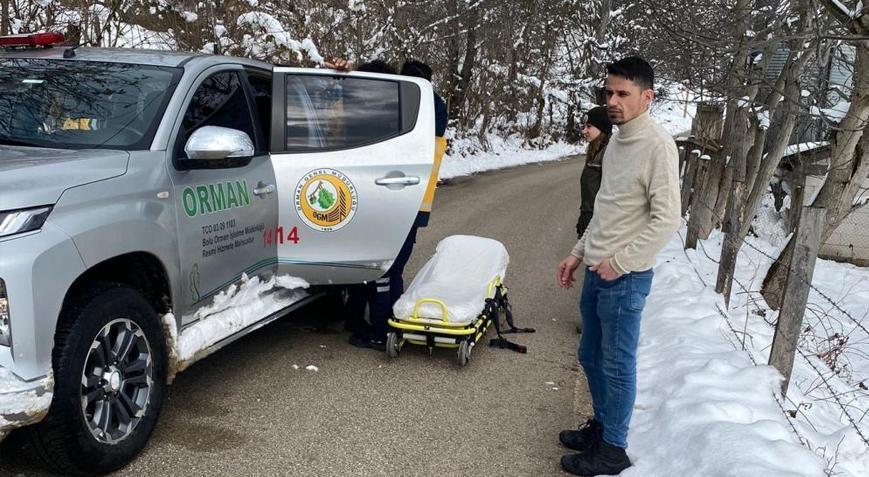 Devrilen traktörü fark eden ormancılar hayat kurtardı