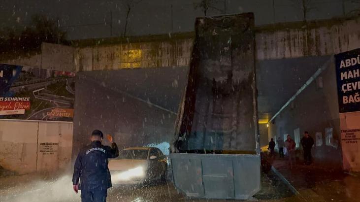 Gaziantep’te TIR üst geçide sıkıştı! Dorsesi açıldı fark etmedi
