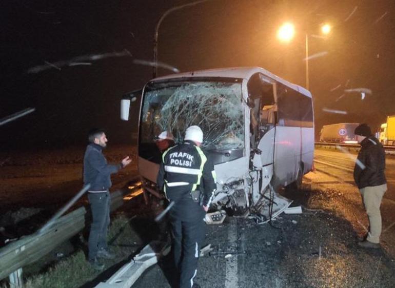 Polislerin taşındığı servis ile turistlerin taşındığı otobüs çarpıştı! Yaralılar var