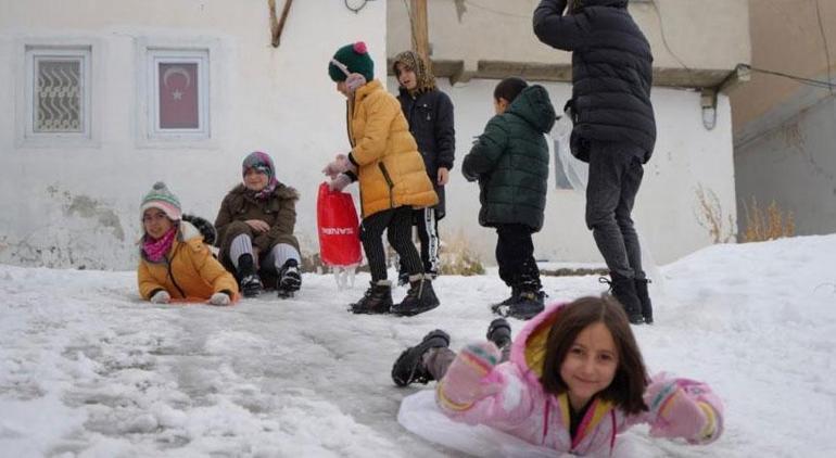 Bayburt'a mevsimin ilk karı yağdı! Çocuklar tadını çıkardı