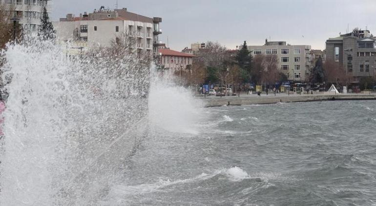 Meteoroloji uyarmıştı! Yüksekliği 5 metreyi bulan dalgalar oluştu