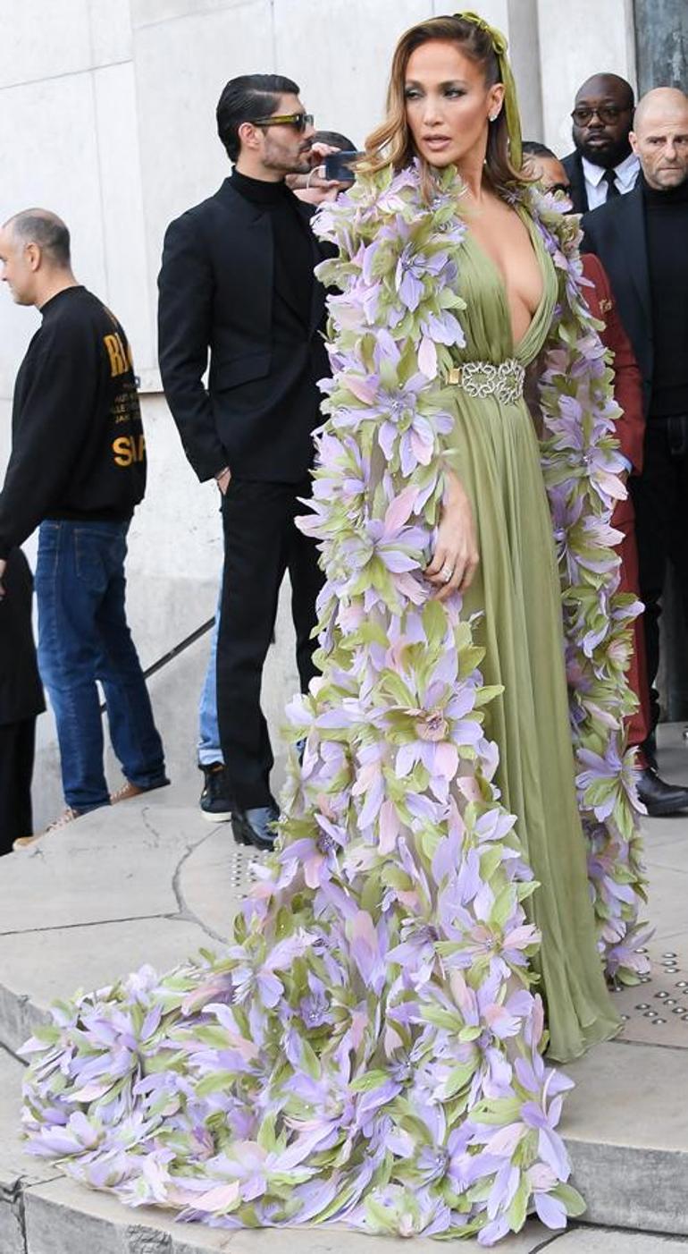 Paris Moda Haftası'ndaki elbisesi olay oldu! Etrafını fotoğrafçılar sardı