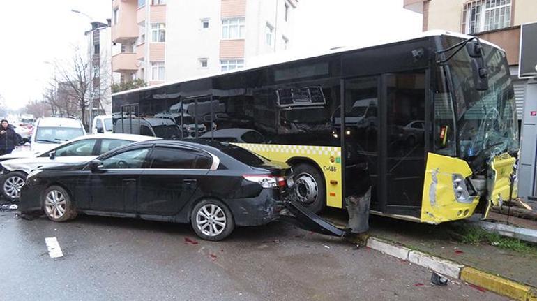 İETT otobüsü park halindeki 5 araca çarptı