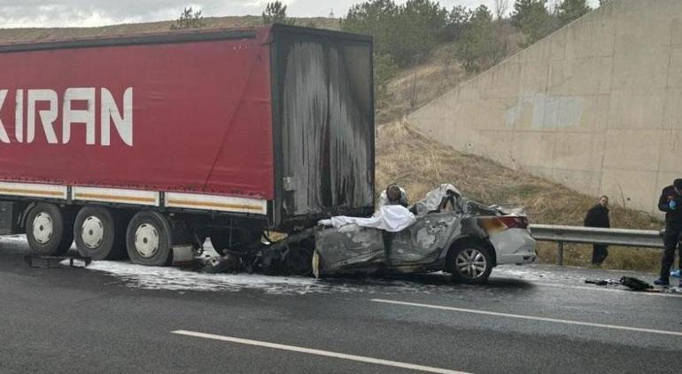 Korkunç son! TIR dorsesine çarpan araç alev aldı