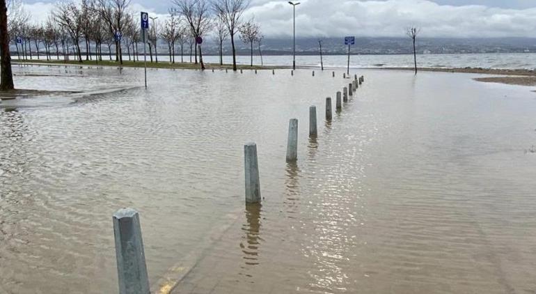 Kocaeli'de korku dolu anlar! Deniz taştı, sahil bandı suyla doldu