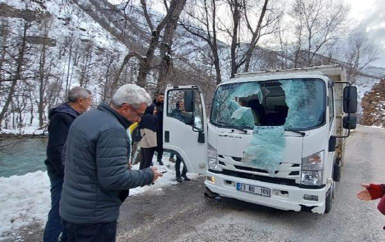 Dağdan kopan kaya can aldı! 'Kocaman bir parça arabanın içine girmiş'