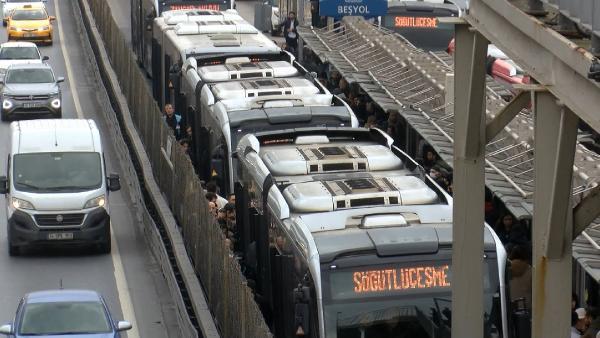 Metrobüs yolunda şaşırtan görüntü! 'Bu şaka mı?'