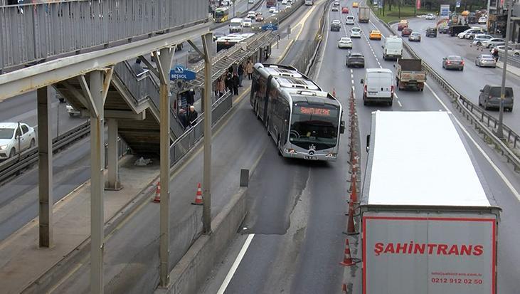 Metrobüs yolunda şaşırtan görüntü! 'Bu şaka mı?'