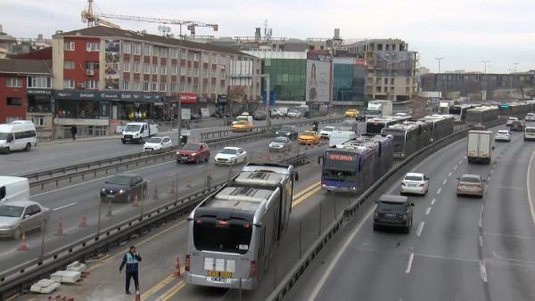 Metrobüs yolunda şaşırtan görüntü! 'Bu şaka mı?'