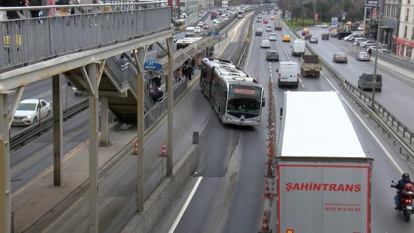 Metrobüs yolunda şaşırtan görüntü! 'Bu şaka mı?'