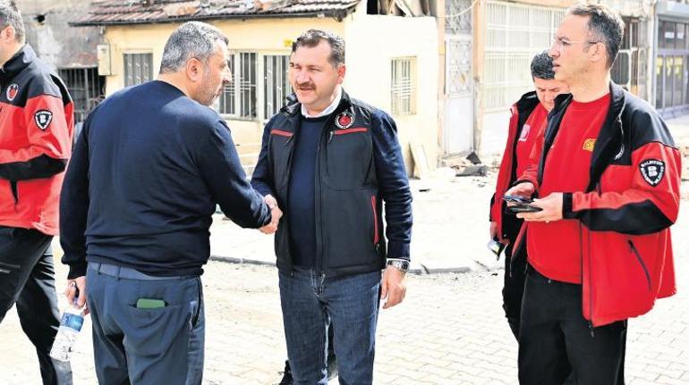 Balıkesir deprem bölgesinde tek yürek