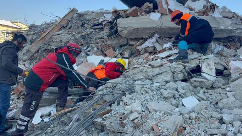 Tık sesiyle hayata dönüş! Enkazdan çıkarıldı, ilk isteği çay oldu