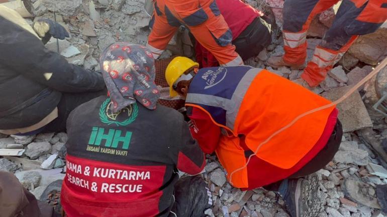 Tık sesiyle hayata dönüş! Enkazdan çıkarıldı, ilk isteği çay oldu