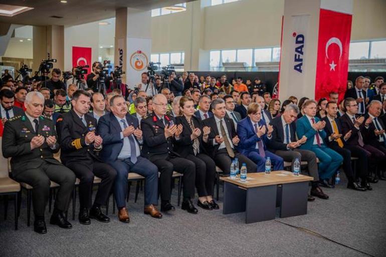 Depremi yaşayan Vali o günü anlatırken zorlandı: Çok ağır bir travmaydı