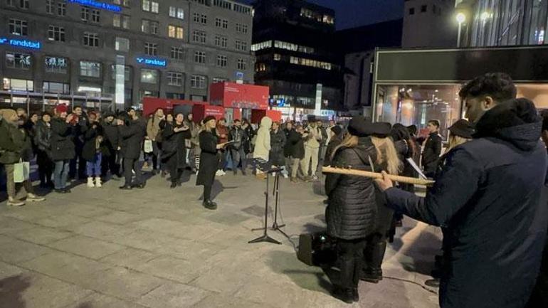 Almanya’da 6 Şubat depremi Dom Katedrali önünde anıldı