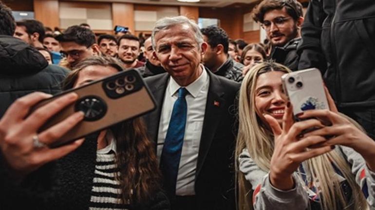 Ankara Büyükşehir Belediye Başkanı Mansur Yavaş öğrencilerle bir araya geldi