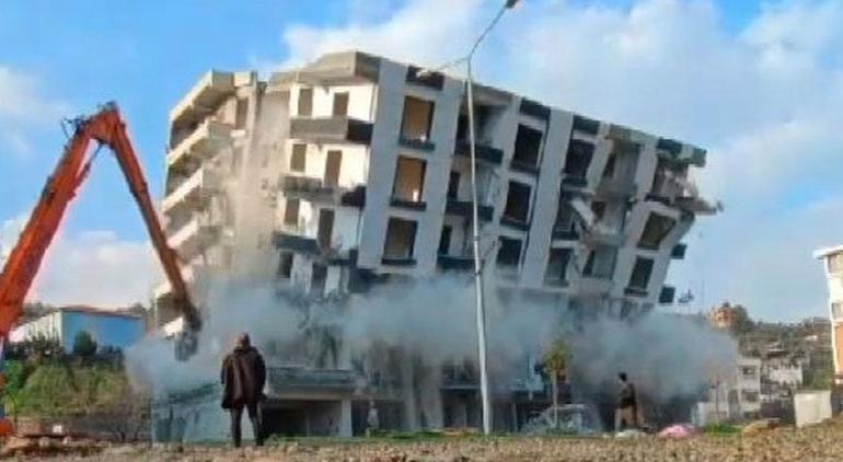 Hatay'da büyük panik! Bina saniyeler içinde yerle bir oldu