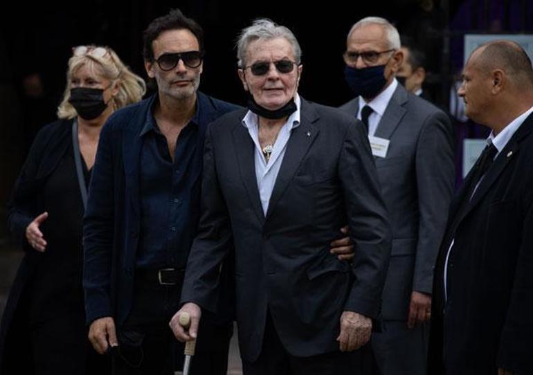 Alain Delon'un evinden cephanelik çıktı! 72 silah, binlerce mermi ele geçirildi