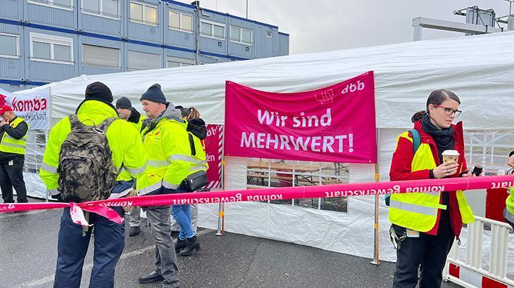 Havalimanında işçiler greve gitti! 800 uçuş iptal edildi