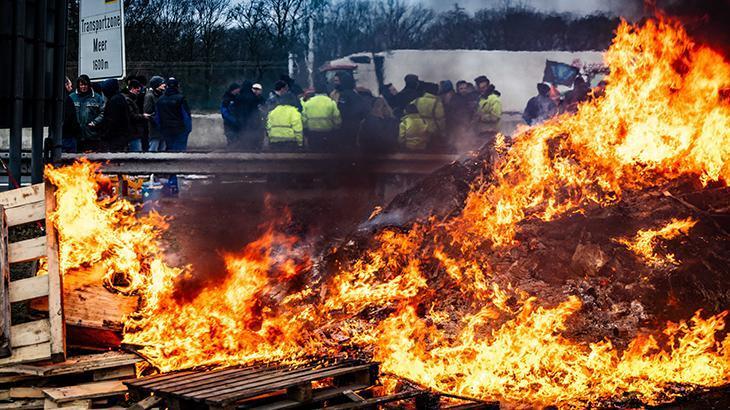 Belçika-Hollanda sınırını kapattılar! Avrupa’da çiftçilerin isyanı sürüyor