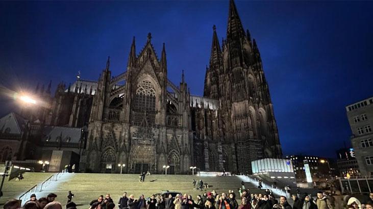 Almanya’da 6 Şubat depremi Dom Katedrali önünde anıldı
