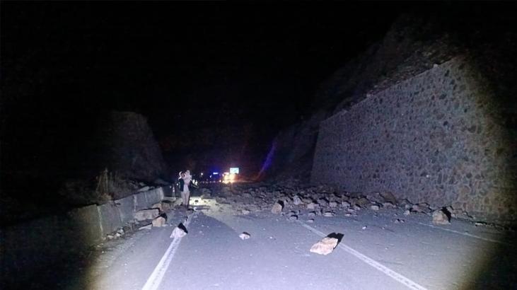 Artvin-Borçka karayolunda heyelan! Eski Bakan Faruk Çelik de yolda kaldı