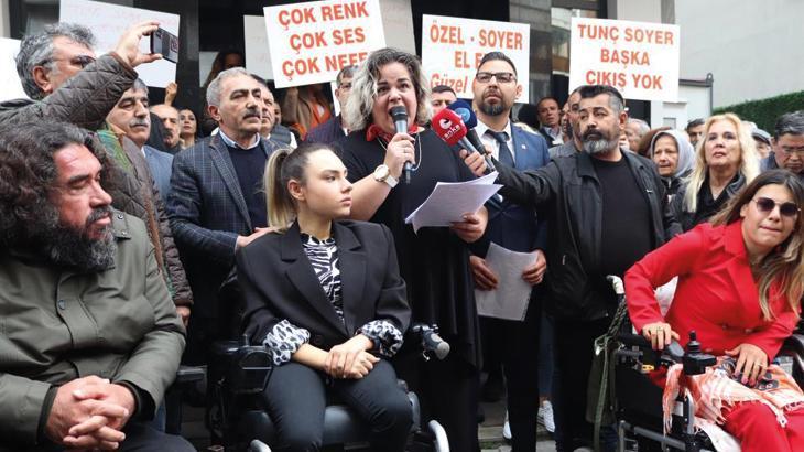 Tunç Soyer destekçilerinden CHP İzmir İl Başkanlığı önünde protesto! ‘Özgür Özel’i yanılttılar’
