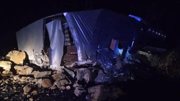 Artvin’de heyelan! Dev kaya parçaları TIR’ı devirdi