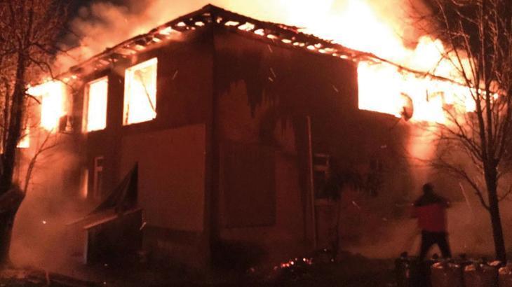 Sakarya’da iki katlı ev alev topuna döndü