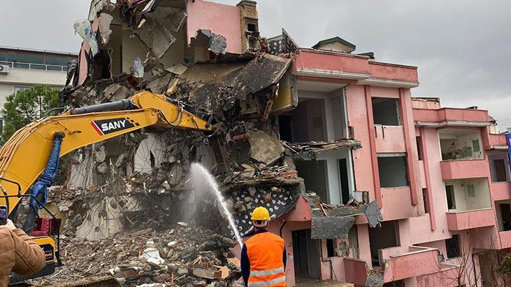 Büyükçekmece’de riskli olan 4 bloklu sitenin yıkımına başlandı