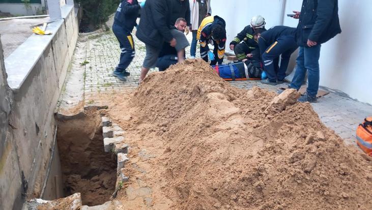 Apartman önünde toprak kayması: 1 yaralı