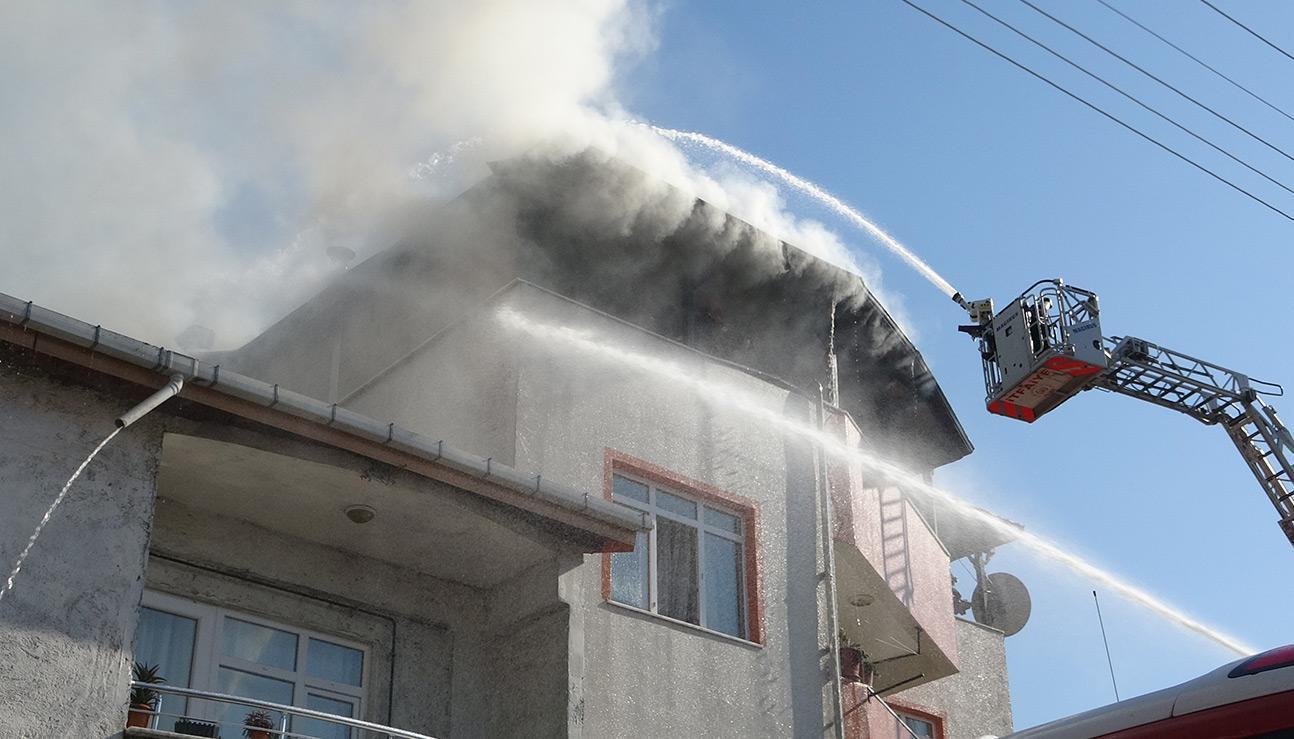 İzmit’te 3 katlı binada yangın! İlk görüntüler geldi