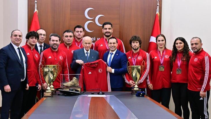 Bahçeli, şampiyon güreşçileri kabul etti