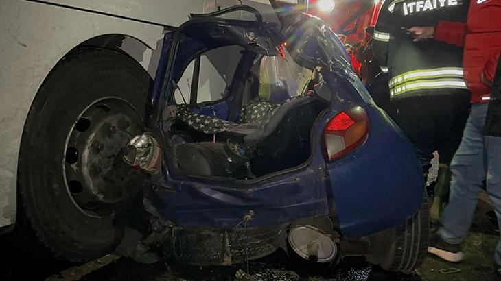 İzmir’de yolcu otobüsüyle çarpışan otomobil tanınmaz hale geldi: 1 ölü, 3 yaralı