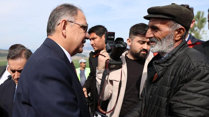 Bakan Özhaseki depremde evi yıkılan şehit ailesini yeni evlerinde ziyaret etti